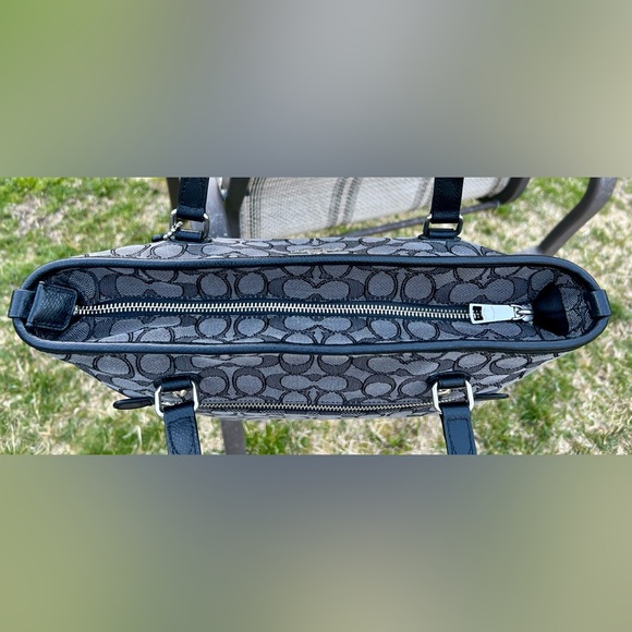 COACH Signature Tote/Bag - Picture 5 of 14